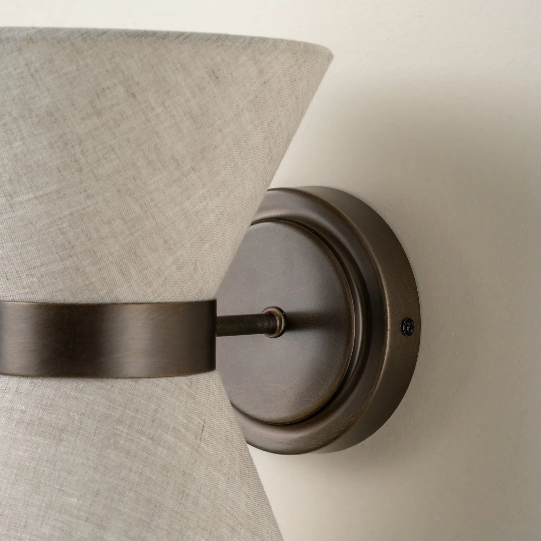 Wandleuchte aus Bronze und Leinen - Image 4