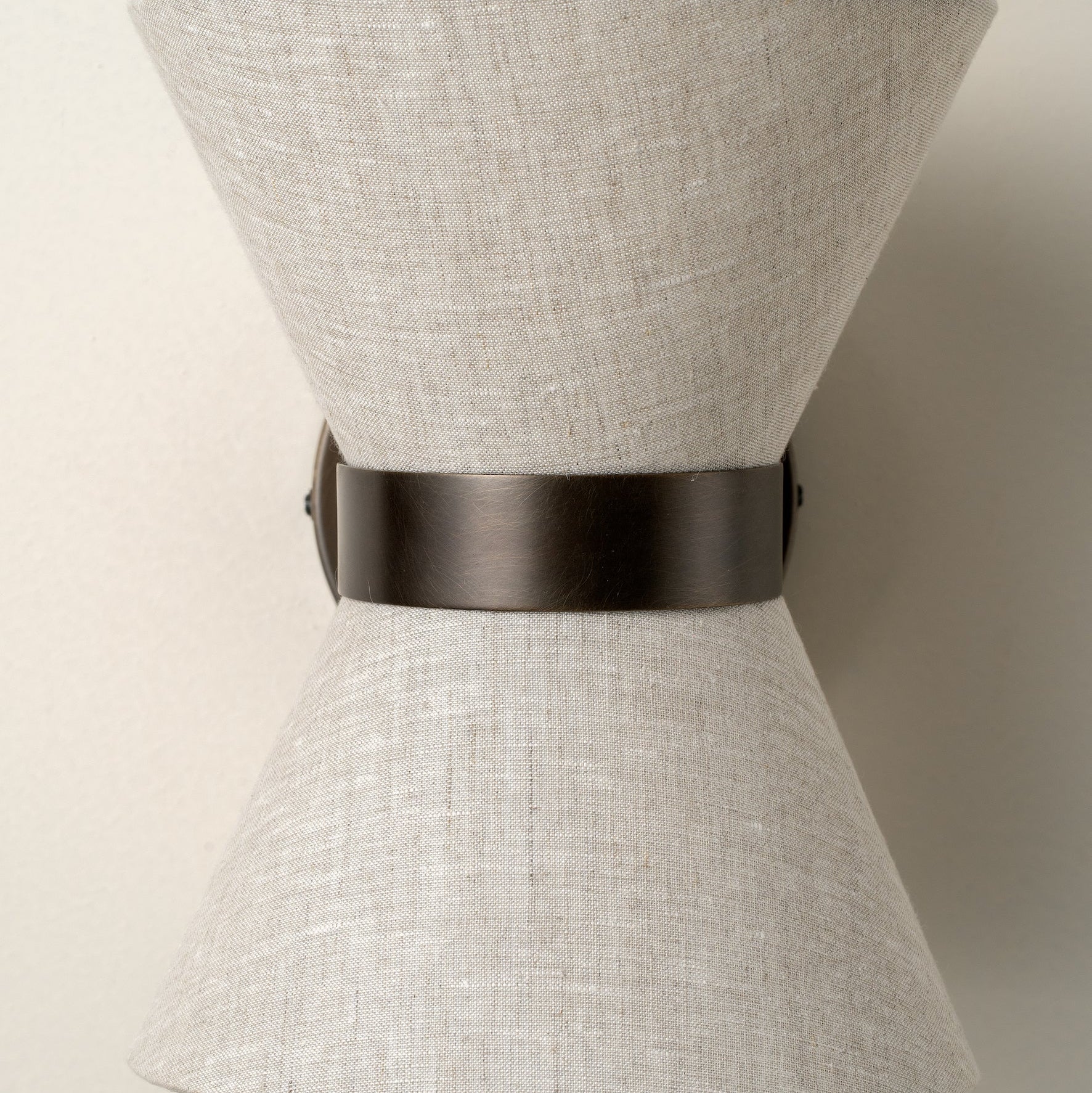 Wandleuchte aus Bronze und Leinen - Image 5