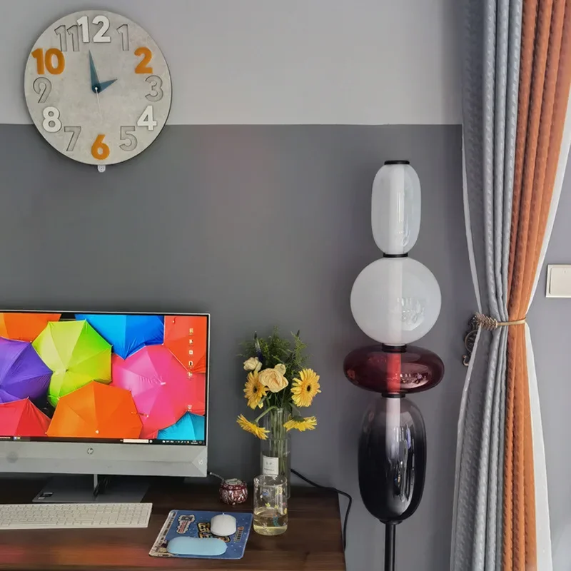 Elegante Stehlampe mit buntem Glas - Image 3