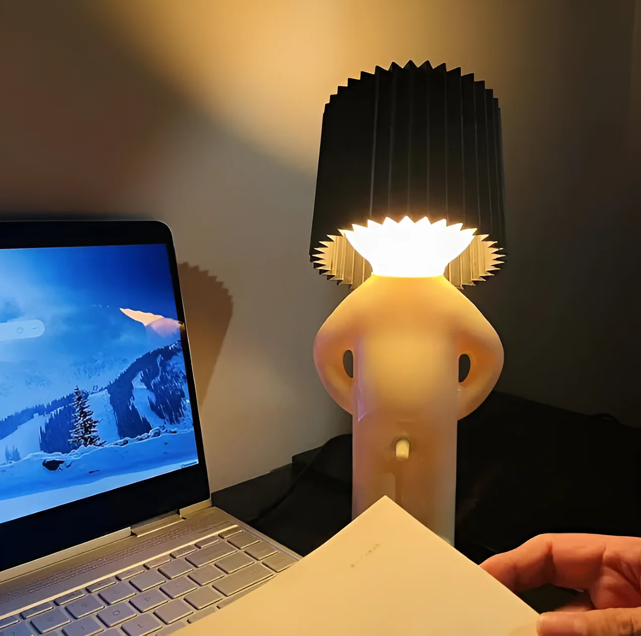 Kreative LED Tischlampe Shy Boy - Image 11