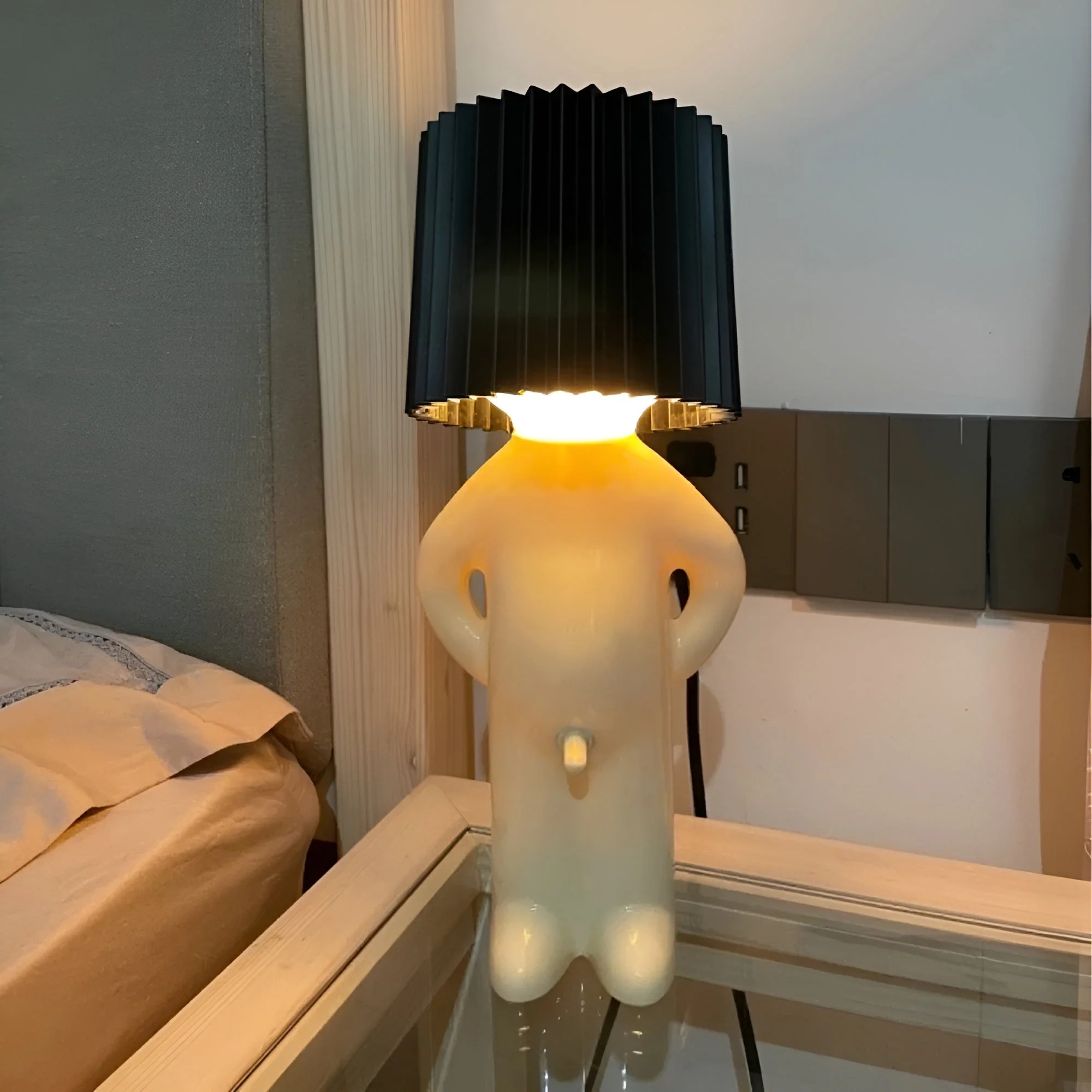 Kreative LED Tischlampe Shy Boy - Image 4