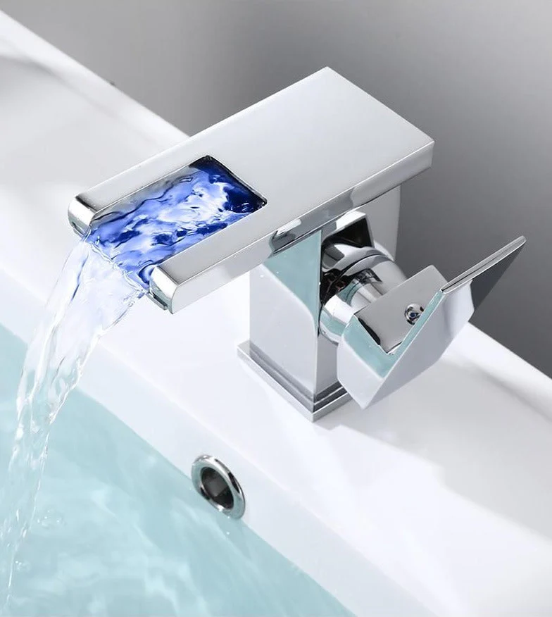 Modernes Badezimmer-Highlight – LED-Wasserhahn mit farbiger Beleuchtung - Image 6