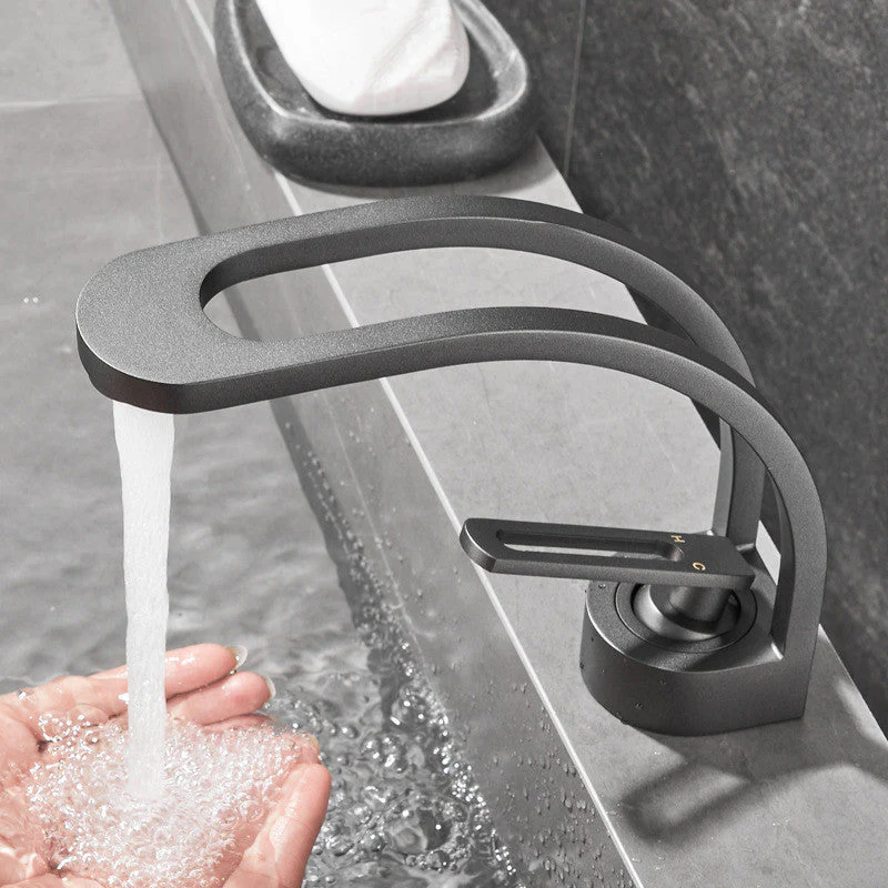 Gebogene Premium-Armatur fürs Bad – Innovatives Dual-Channel-System & edles Design - Image 12