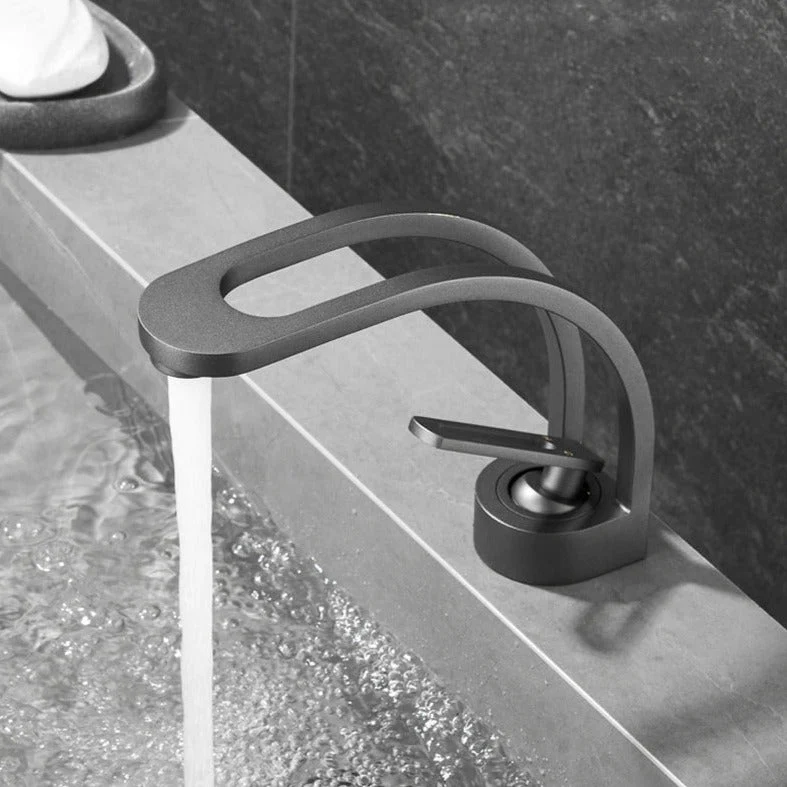 Gebogene Premium-Armatur fürs Bad – Innovatives Dual-Channel-System & edles Design - Image 3