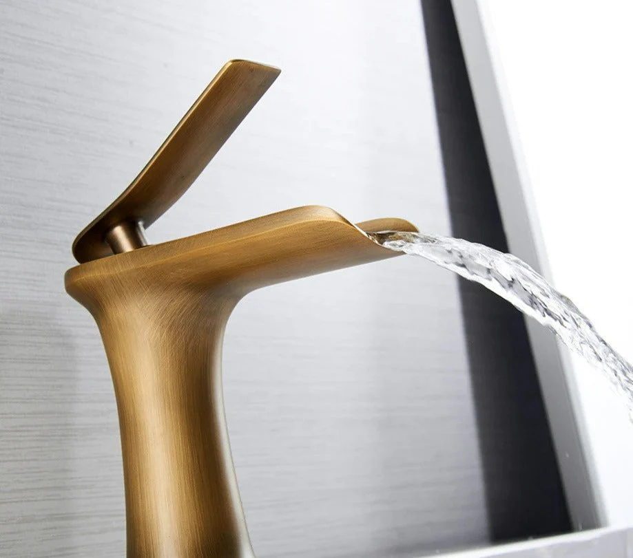 Moderne Wasserfall-Badezimmerarmatur – Stil & Eleganz - Image 3